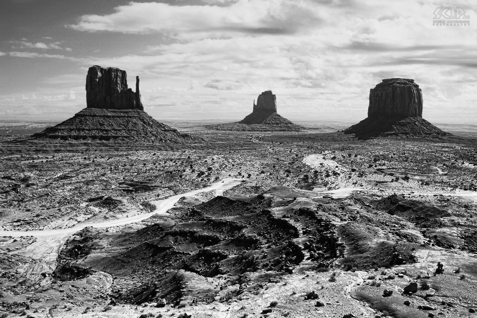 Monument Valley - Mittens De rode rotsformaties van Monument Valley worden wellicht automatisch geassocieerd met het wilde westen. De landschappen in dit Navajo reservaat worden dan ook vaak gebruikt in advertenties, TV-series en films, vooral de western films van regisseur John Ford en acteur John Wayne. De drie meest bekende buttes zijn West Mitten, East Mitten en Merrick Butte. Stefan Cruysberghs